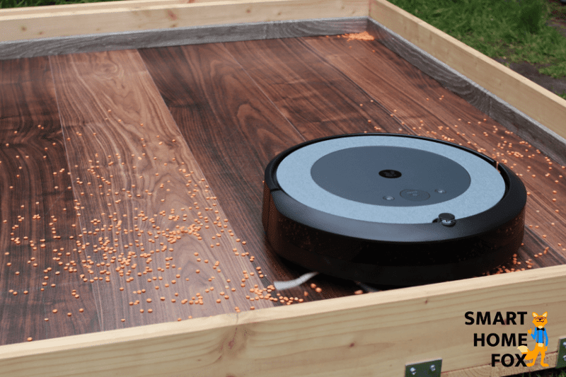 Linsen werden auf einem Hartboden durch den iRobot Roomba i3+ gereinigt